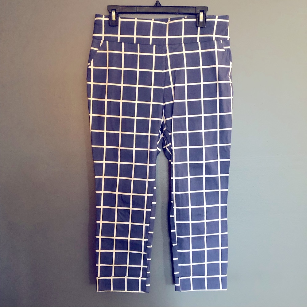 Pull-On Capris - Size Large - Like New - New York & Company